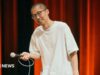 Banido por Pequim, este comediante está levando sua atuação para falantes de chinês no exterior