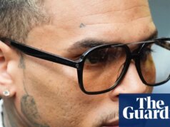 A estrela do R&B Chris Brown foi condenada a pagar US$ 13 milhões à governanta atacada por seu cachorro