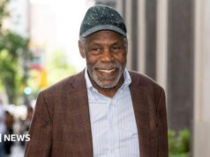 Ator de Arma Letal Danny Glover revela diagnóstico de Alzheimer