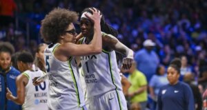 Olivia Miles e Natasha Howard guiam Lynx em um set de 2 jogos com Solar