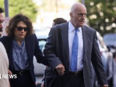 A família de Charlie Kirk comparece à audiência do suspeito acusado de seu assassinato