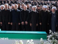 Líder supremo do Irã ausente enquanto altos funcionários comparecem ao funeral do aiatolá