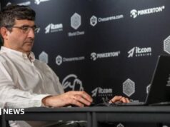 Ex-campeão de xadrez Kramnik banido por comentários de trapaça