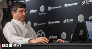 Ex-campeão de xadrez Kramnik banido por comentários de trapaça