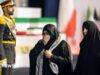 Grandes multidões se reúnem em Teerã no primeiro dia do funeral do aiatolá Khamenei