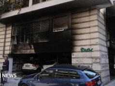 Mãe de político grego morre ferida após incêndio criminoso
