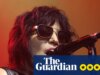 Crítica de Joan Jett e os Blackhearts – história do rock estrondosa, mas por que ela está interpretando Gary Glitter?