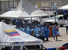 Famílias angustiadas saem para identificar vítimas do terremoto na Venezuela em necrotério improvisado