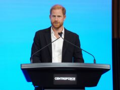 Harry deve descobrir a decisão no caso do Each day Mail depois de retornar ao Reino Unido