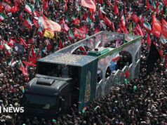 Enormes multidões enchem as ruas de Teerã para o cortejo fúnebre de Khamenei