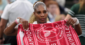 Serena Williams abandona as duplas de Wimbledon devido a uma lesão no joelho
