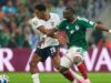 Jarell Quansah, da Inglaterra, recebe cartão vermelho por desarme contra o México