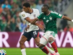 Jarell Quansah, da Inglaterra, recebe cartão vermelho por desarme contra o México