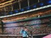 Harry Kinds presta homenagem sincera aos companheiros de banda do One Course no último present em Wembley