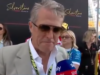 Hugh Grant ficou sem palavras com o erro estranho do repórter Martin Brundle na entrevista da F1