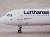 Influenciador de health diz que a Lufthansa disse que ela parecia ‘nua’ e a forçou a fechar o zíper antes de embarcar no voo