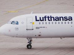 Influenciador de health diz que a Lufthansa disse que ela parecia ‘nua’ e a forçou a fechar o zíper antes de embarcar no voo