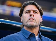 O técnico dos EUA, Mauricio Pochettino, chuta garrafas de Powerade de frustração, enquanto a defesa do time no primeiro tempo parece instável