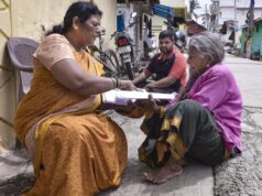 SIR em Karnataka: NDA alega que BLOs preenchem formulários de enumeração em salões comunitários, mesquitas e até mesmo em suas próprias residências