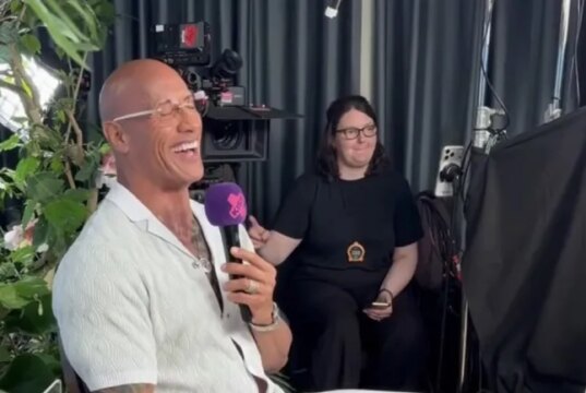Dwayne Johnson acidentalmente revela sua posição sexual favorita em erro de entrevista