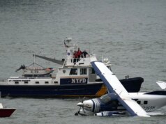Piloto declara socorro antes que o hidroavião caia no East River, em Nova York
