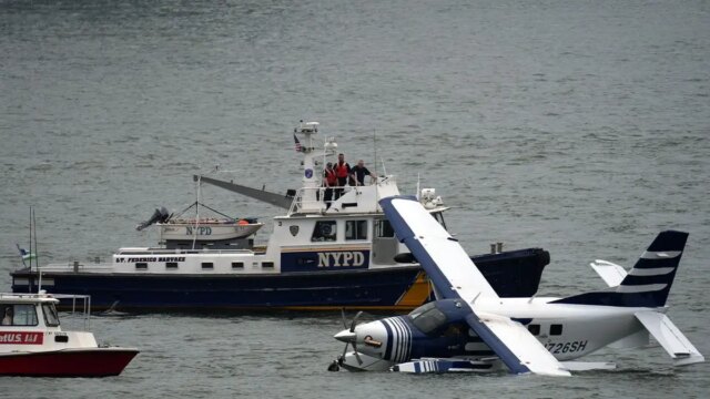 Seaplane-hard-landing-NYC-East-River-001.jpg