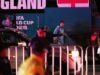 Serenata da Copa do Mundo: torcedores mexicanos tocam buzinas do lado de fora do lodge para atrapalhar o sono dos jogadores ingleses