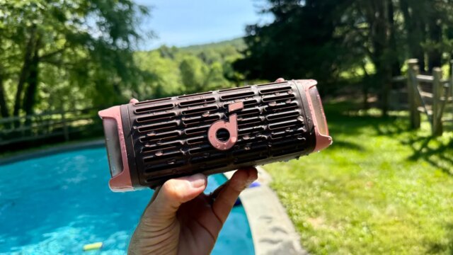 anker-soundcore-boom-3i-by-the-pool-3.jpg