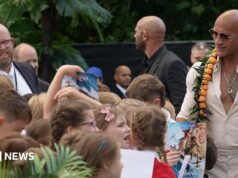 Surpresa na viagem escolar quando os alunos conhecem The Rock