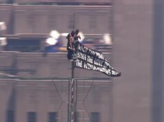Duas pessoas sobem ao topo do Empire State Constructing de Nova York e parecem noivas