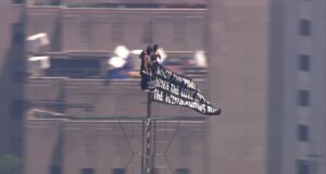 Duas pessoas sobem ao topo do Empire State Constructing de Nova York e parecem noivas