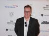 Russell T Davies diz que a comunidade LGBT enfrenta ‘novas ameaças’, mas encontra ‘novas alegrias’