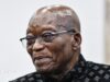 Zuma mostra ‘dedo médio’ à África do Sul ao encontrar-se com irmão Gupta, diz ministro