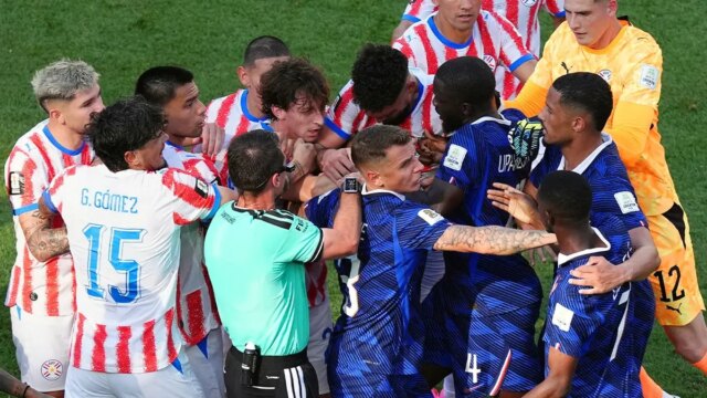france-paraguay-shoving.jpg