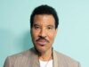 Lionel Richie garante aos fãs que está ‘indo bem’ depois que uma tontura forçou o cancelamento de exhibits