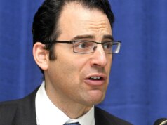 Senador anti-Trump derrotado por rival de extrema esquerda após acirradas primárias para governador