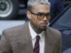 Chris Brown deve pagar US$ 13 milhões à governanta atacada por seu pastor caucasiano, conclui o júri