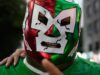 Lutadores mascarados inundam as ruas da Copa do Mundo do México enquanto torcedores abraçam a febre da lucha libre