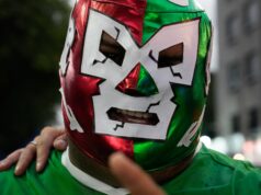 Lutadores mascarados inundam as ruas da Copa do Mundo do México enquanto torcedores abraçam a febre da lucha libre