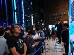 Fãs marcam o lançamento do novo romance de Haruki Murakami em um evento à meia-noite em Tóquio