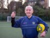 Como um árbitro de futebol de 93 anos atribui às rações e à disciplina do tempo de guerra sua longevidade